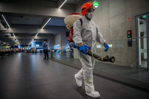 Budapest Airport és a hatóságok által életbe léptetett fokozott egészségügyi ellenőrzéshez társuló fertőtlenítés bemutatója a Liszt Ferenc-repülőtéren 2020. február 5-én.