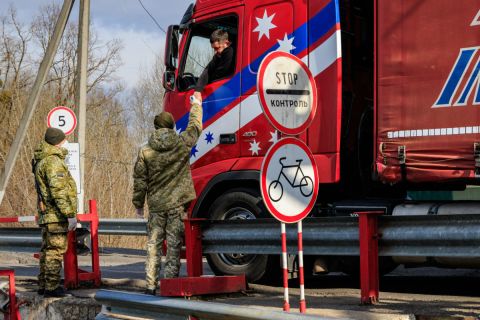 Védőmaszkot viselő ukrán határőrök mérik egy belépő gépkocsivezető testhőmérsékletét a Csaphoz közeli Tisza közúti határátkelőn, az ukrán-magyar határon 2020. február 25-én. Ukrajna is készenléti állapot vezetett be a tüdőgyulladást okozó új koronavírus-járvány elkerülésére az olaszországi fertőzések miatt. A határokon fokozott ellenőrzésnek vetik alá azokat, akik Olaszországból érkeznek.