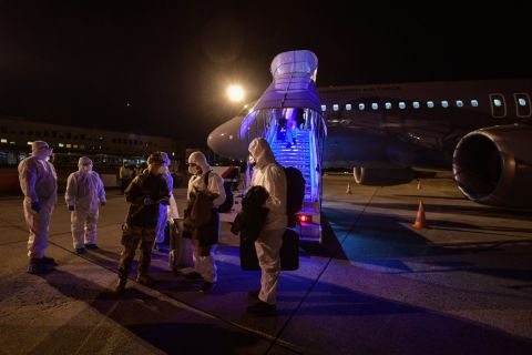 A Honvédelmi Minisztérium (HM) által közreadott képen a koronavírus-járvány sújtotta kínai Vuhanból hazatérő magyarok Budapestre érkeznek a Magyar Honvédség repülőgépével 2020. február 2-án.