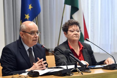 Papp Károly, a Belügyminisztérium közbiztonsági főigazgatója és Müller Cecília országos tisztifőorvos a koronavírus-fertőzés elleni védekezésért felelős operatív törzs ülése után a Belügyminisztériumban tartott sajtótájékoztatón 2020. február 24-én.