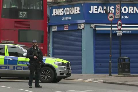 Több embert megkéselt egy férfi Londonban, agyonlőtték a támadót