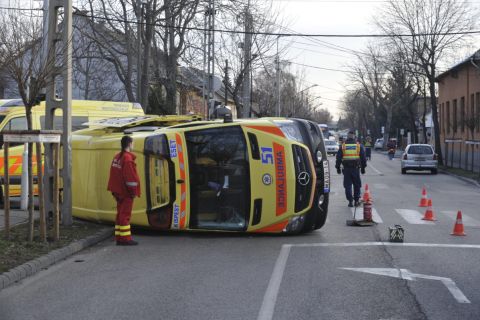Oldalára borult mentőautó XX. kerületben, a Nagysándor József utca és a Mártírok útja kereszteződésében 2020. február 27-én.