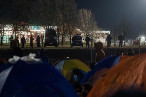 A Szerbiából, a vajdasági Szabadkáról indult migránsmenet tagjai pihennek a Kelebia-Tompa határátkelő szerbiai oldalánál 2020. február 6-án.