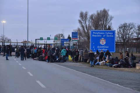 A Szerbiából, a vajdasági Szabadkáról indult migránsmenet tagjai a Kelebia-Tompa határátkelő szerbiai oldalán 2020. február 6-án.