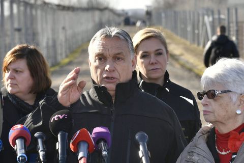 Orbán Viktor miniszterelnök sajtótájékoztatót tart a röszkei tranzitzónában tett látogatása során 2020. február 13-án.