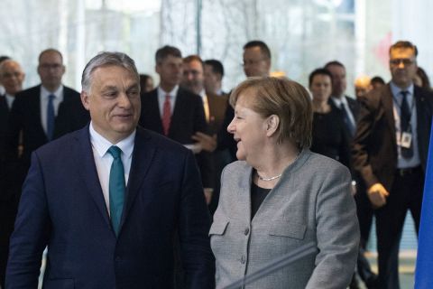 Angela Merkel német kancellár (j) hivatalában fogadja Orbán Viktor miniszterelnököt Berlinben 2020. február 10-én.