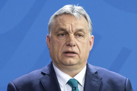 Orbán Viktor miniszterelnök sajtónyilatkozatot tesz Angela Merkel német kancellár társaságában Berlinben, a kancellár hivatalában 2020. február 10-én.