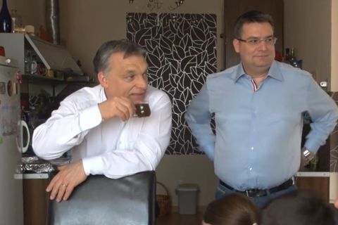 Orbán Viktor Bocskai Péternél kávézik a 2014-es választási kampányban.