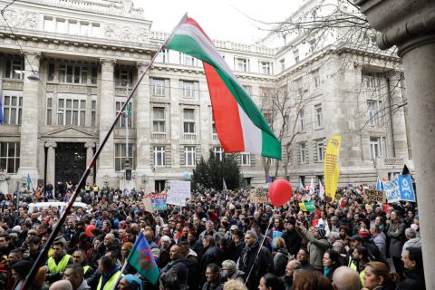 A Szabad bíróság! Szabad Gyöngyöspata! vonulós tüntetés résztvevői a Kúria épülete előtt 2020. február 23-án. A demonstrációt a Szabad Bíróság Szabad Gyöngyöspata, az Amnesty International Magyarország, a TASZ, az 1 Magyarország Kezdeményezés, a Szociális Csomagküldő Mozgalom (Szocsoma), az Idetartozunk Egyesület és a Főnix Mozgalom szervezte.