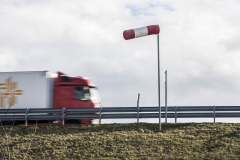 Teherautó halad el egy szélzsák mellett a nagy erejű szélben az M60-as autópályán, Belvárdgyula közelében 2020. február 10-én.