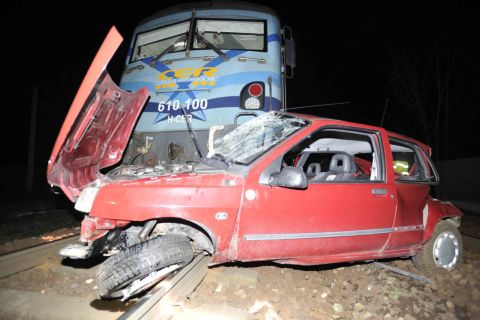 Összetört személygépkocsi, miután tehervonattal ütközött Vecsés és Üllő között egy vasúti átjáróban 2020. február 11-én. Az üresen álló autónak a másik vágányon szembejövő, Ceglédről a Nyugati pályaudvarra tartó személyvonat is nekirohant. A balesetben senki nem sérült meg.