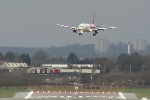Rémisztő videón, ahogy a Wizz Air gépe landolni próbál a szélviharban