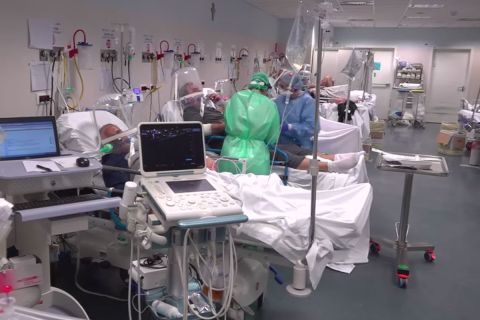 Beengedtek egy brit tévéstábot egy olasz kórházba