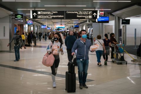 Arcmaszkos utazók az atlantai Hartsfield-Jackson nemzetközi repülőtéren 2020. március 6-án.