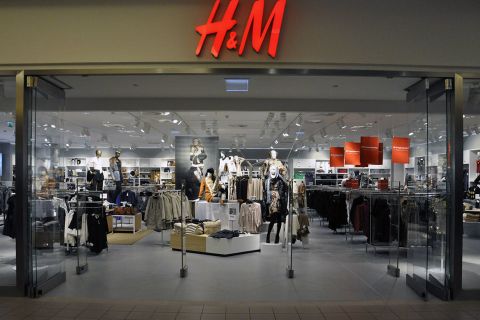 Számos országban bezárja üzleteit a H&M