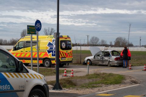 Ütközésben összetört személygépkocsi az 55-ös úton, Domaszéken 2020. március 3-án.