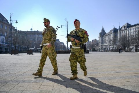 Katonai járőrök a debreceni Kossuth téren 2020. március 20-án. A propaganda szerint a katonák utcai jelenlétének célja a közbiztonság és közrend fenntartásának támogatása, a lakosság bizalmának erősítése a koronavírus-járvány idején.