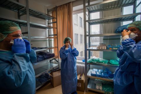 Orvosok védőfelszerelésben a koronavírussal fertőzött betegek fogadására kialakított részlegen az Országos Korányi Pulmonológiai Intézetben 2020. március 25-én.