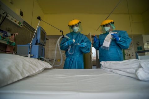 Védőfelszerelést viselő ápolók egy lélegeztetőgépet ellenőriznek a koronavírussal fertőzött betegek fogadására kialakított egyik osztályon az Országos Korányi Pulmonológiai Intézetben 2020. március 24-én.
