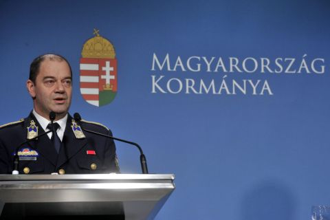 Lakatos Tibor, az operatív törzs ügyeleti központ vezetője rendkívüli sajtótájékoztatót tart a Miniszterelnöki Kabinetirodában Budapesten 2020. március 4-én.