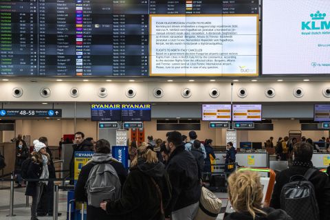 Járatinformációs tábla a Budapest Liszt Ferenc Nemzetközi Repülőtér A terminálján 2020. március 10-én.
