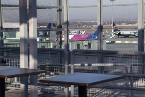 Felszálláshoz készülő repülőgépek a Liszt Ferenc-repülőtéren 2020. március 17-én.