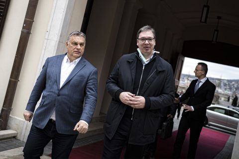 Orbán Viktor miniszterelnök (b) fogadja Aleksandar Vucic szerb államfőt a Karmelita kolostor udvarán 2020. március 22-én. Mögöttük Szijjártó Péter külgazdasági és külügyminiszter.
