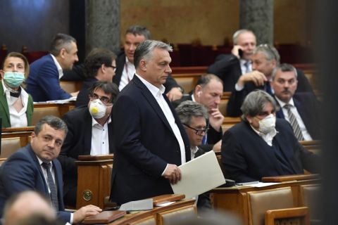 Orbán Viktor miniszterelnök (k) érkezik az Országgyűlés plenáris ülésére 2020. március 30-án.