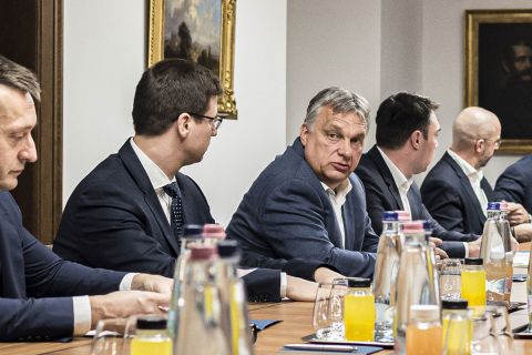Orbán Viktor miniszterelnök a koronavírus elleni védekezés keretében felállított akciócsoportok vezetőinek jelentését hallgatja meg a Karmelita kolostorban 2020. március 19-én este.