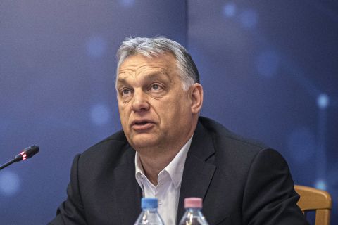 Orbán Viktor miniszterelnök (j) részt vesz a kormány és a gazdasági kamarák negyedik videókonferenciáján az ITM épületében 2020. március 30-án.