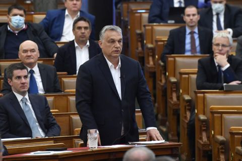Orbán Viktor miniszterelnök válaszól Jakab Péternek, a Jobbik frakcióvezetőjének azonnali kérdésére az Országgyűlés plenáris ülésén 2020. március 30-án.