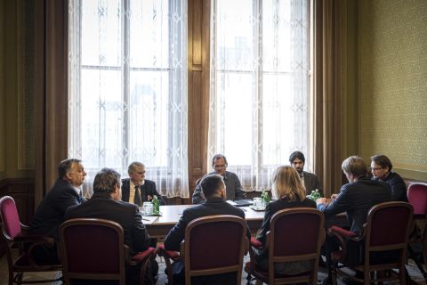 Orbán Viktor miniszterelnök (b) virológusokkal egyeztet parlamenti dolgozószobájában 2020. március 16-án.