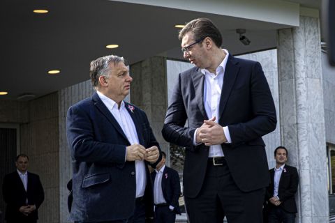 Orbán Viktor miniszterelnököt (b) fogadja Aleksandar Vucic, Szerbia elnöke Belgrádban 2020. március 15-én.