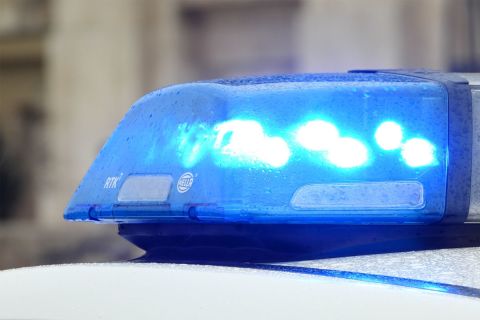 Szirénázó rendőrautó gázolt el egy nőt Tokajban