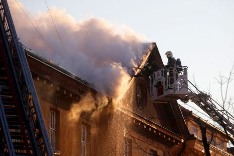 Tűzoltók dolgoznak a szekszárdi büntetés-végrehajtási intézet tetőszerkezetében keletkezett tűz oltásán 2020. március 16-án.