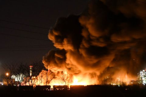 Hatalmas lángokkal ég egy telephely Tiszaújvárosban, a Mol üzemének közelében