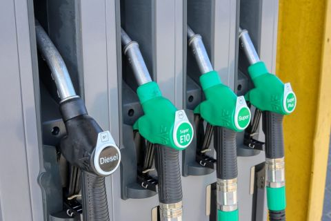 Meg kell nyitni a stratégiai benzintartalékokat az OMV finomítójának leállása miatt
