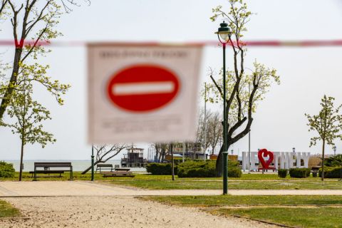 A lezárt Balaton-parti sétány Keszthelyen 2020. április 10-én.