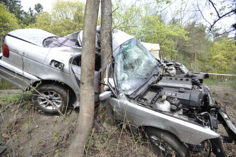 Balesetben összetört személygépkocsi az Őrbottyánból Váchartyán felé vezető úton 2020. április 13-án.