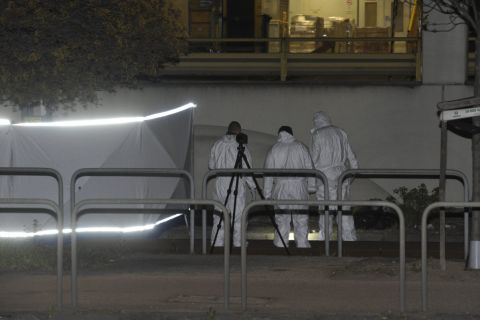 Bűnügyi helyszínelők dolgoznak 2020. április 3-án éjszaka Budapesten, az Orczy térnél, ahol megöltek egy férfit.