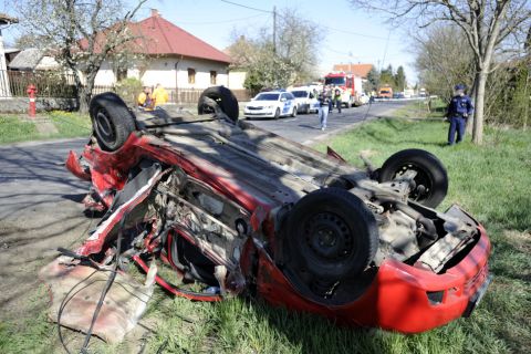 Ütközésben összetört személygépkocsi a Nógrád megyei Galgagután 2020. április 17-én.
