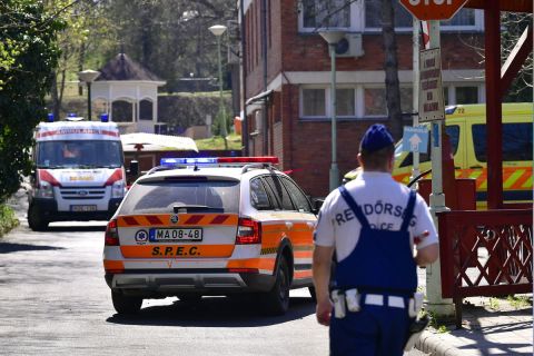 Rendőr és mentőautók a fővárosi önkormányzat Pesti úti idősotthona udvarán 2020. április 9-én.