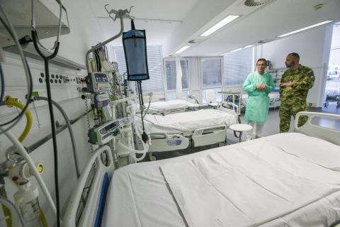 Dr. Svébis Mihály (b), a Bács-Kiskun Megyei Kórház főigazgatója és Söröli Róbert őrnagy, kórházparancsnok a Bács-Kiskun Megyei Kórház koronavírus-fertőzések ellátására kijelölt intenzív osztály felkészültségét ellenőrzi Kecskeméten 2020. április 8-án.