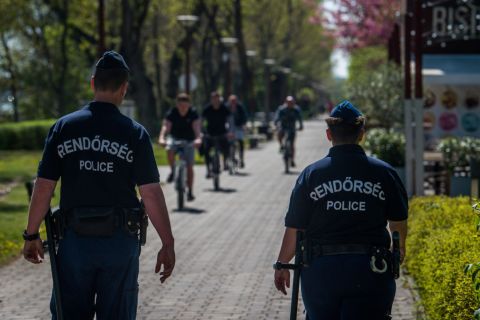 Rendőrök járőröznek Budapesten, a Kopaszi-gáton 2020. április 11-én.