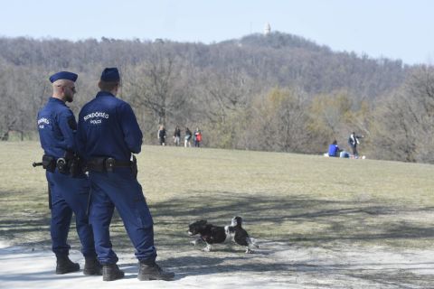 Rendőrök járőröznek Budapesten a Normafa közelében, az Anna-rétnél 2020. április 5-én.