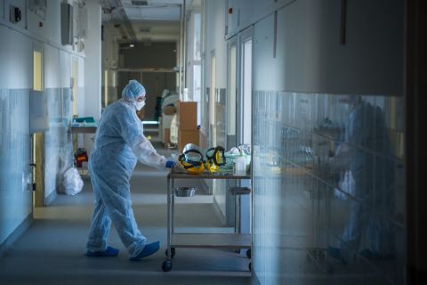 Védőfelszerelést viselő ápoló a koronavírussal fertőzött betegek fogadására kialakított izolációs teremben a budapesti Országos Korányi Pulmonológiai Intézetben 2020. április 3-án.