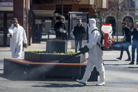 Vegyszeres fertőtlenítést végző szakemberek az egri Gárdonyi Géza téren a koronavírus-járvány idején, 2020. április 2-án.