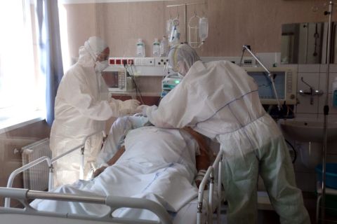 Orvos és ápolónő egy beteg mellett a Borsod-Abaúj-Zemplén Megyei Központi Kórház és Egyetemi Oktatókórház járványkórházként működő Semmelweis Tagkórházának intenzív osztályán Miskolcon 2020. április 7-én.