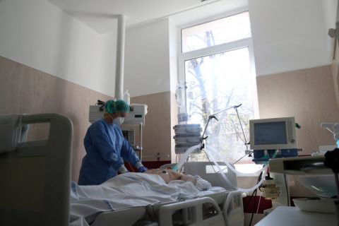 Ápolónő egy lélegeztető gépen lévő beteg mellett a Borsod-Abaúj-Zemplén Megyei Központi Kórház és Egyetemi Oktatókórház járványkórházként működő Semmelweis Tagkórházának intenzív osztályán, az egyik elkülönítőben Miskolcon 2020. április 7-én.