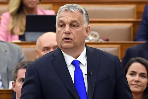 Orbán Viktor miniszterelnök azonnali kérdésre válaszol az Országgyűlés plenáris ülésén 2020. április 27-én.